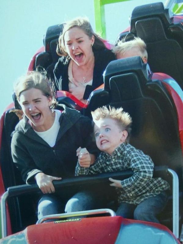 Waduh Emak gak nanggungnanggung nih Udah tau takut naik Roller Coaster tapi masih juga di paksa jadinya ya kayak gini Kwikku, Waduh Emak gak nanggungnanggung nih Udah tau takut naik Roller Coaster tapi masih juga di paksa jadinya ya kayak gini