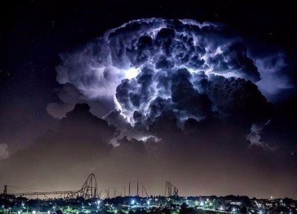 Bertepat di atas langit sebuah kota foto ini di abadikan oleh seorang fotografer profesional ketika terjadinya petir dahsyat di atas langit yang berawan pekat Kwikku, Bertepat di atas langit sebuah kota foto ini di abadikan oleh seorang fotografer profesional ketika terjadinya petir dahsyat di atas langit yang berawan pekat