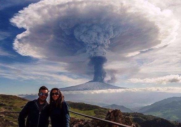 Sepasang kekasih dalam foto ini nampaknya sedang mengabadikan suatu momen erupsi gunung merapi secara langsung Sungguh kejadian alam yang sangat memukau dan juga sangat berbahaya Mereka seharusnya tidak boleh berada di sana lamalama Kwikku, Sepasang kekasih dalam foto ini nampaknya sedang mengabadikan suatu momen erupsi gunung merapi secara langsung Sungguh kejadian alam yang sangat memukau dan juga sangat berbahaya Mereka seharusnya tidak boleh berada di sana lamalama