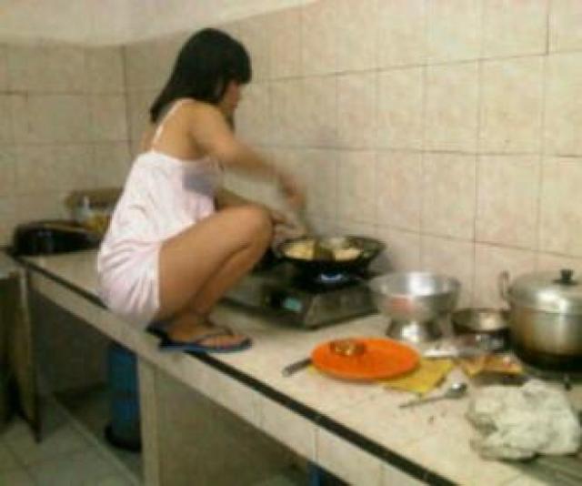 Ada yang bisa nebak gak Kenapa si cewe yang satu ini masak sampe segininya Kwikku, Ada yang bisa nebak gak Kenapa si cewe yang satu ini masak sampe segininya