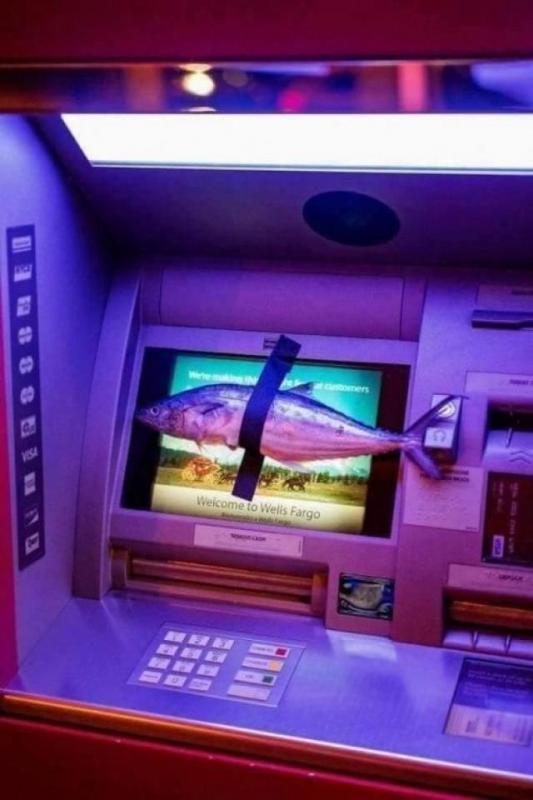 Entah kenapa kok bisa ikan di tempel di mesin ATM seperti itu ada yang bisa ngejelasin Kwikku, Entah kenapa kok bisa ikan di tempel di mesin ATM seperti itu ada yang bisa ngejelasin