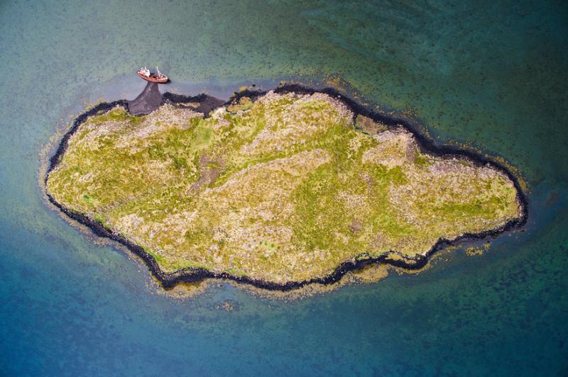 Nampak sebuah pulau kecil yang rata tanpa ada bukit maupu pohon satupun Kwikku, Nampak sebuah pulau kecil yang rata tanpa ada bukit maupu pohon satupun