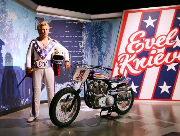 Evel Knievel tercatat sebagai orang yang memiliki rekor patah tulang terbanyak yaitu sebanyak kali dari berbagai kecelakaan sepeda motor ketika sedang menjalankan atraksinya Kwikku, Evel Knievel tercatat sebagai orang yang memiliki rekor patah tulang terbanyak yaitu sebanyak kali dari berbagai kecelakaan sepeda motor ketika sedang menjalankan atraksinya