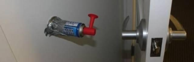 Siapapun yang membuka pintu dengan kuat maka orang tersebut akan terkaget sangat kuat dengan prank yang satu ini Kwikku, Siapapun yang membuka pintu dengan kuat maka orang tersebut akan terkaget sangat kuat dengan prank yang satu ini