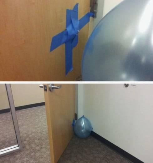 Mulai sekarang kalian harus lebih berhatihati dalam membuka pintu bukan hanya bunyi terompet saja sekarang letusan balon juga bisa menjadi alternatif prank paling gokil dalam dunia kantoran Kwikku, Mulai sekarang kalian harus lebih berhatihati dalam membuka pintu bukan hanya bunyi terompet saja sekarang letusan balon juga bisa menjadi alternatif prank paling gokil dalam dunia kantoran