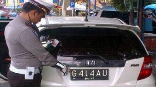 Mungkin sang pemilik mobil saat ini memang sedang galau jadi lagi butuh suatu bentuk pengekspresian diri Kwikku, Mungkin sang pemilik mobil saat ini memang sedang galau jadi lagi butuh suatu bentuk pengekspresian diri