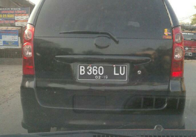 Wah sialan nih mungkin pemilik mobil ini tengil banget ya sampaisampai ngatain orang seenaknya lewat plat nomornya sendiri Kwikku, Wah sialan nih mungkin pemilik mobil ini tengil banget ya sampaisampai ngatain orang seenaknya lewat plat nomornya sendiri