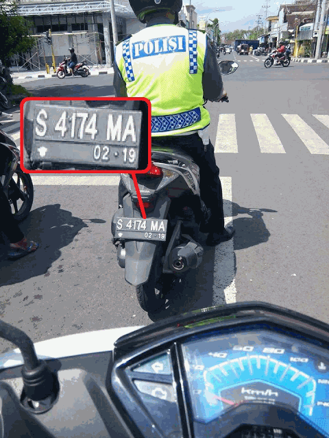 Bukan hanya ada di anime guys mungkin pak polisi ini memang fans beratnya saitama ya hehehehe Kwikku, Bukan hanya ada di anime guys mungkin pak polisi ini memang fans beratnya saitama ya hehehehe