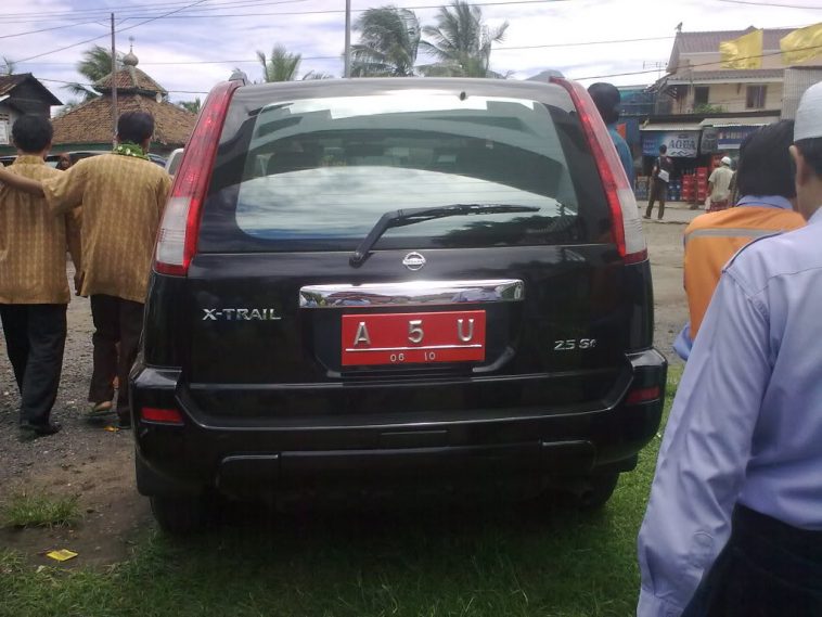 yang satu ini lain dari pada yang lainnih walau berplat nomor merah gak tau ini cuma kebetulan pembuatannya atau tidak tetapi plat yang satu ini memiliki makna ejekan nih Kwikku, yang satu ini lain dari pada yang lainnih walau berplat nomor merah gak tau ini cuma kebetulan pembuatannya atau tidak tetapi plat yang satu ini memiliki makna ejekan nih