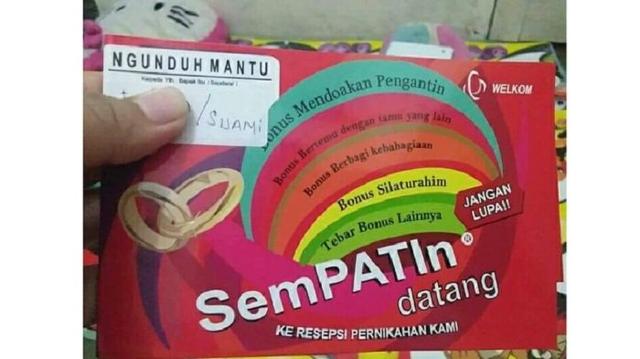 Satu ini juga gak kalah anti maintream nih Surat undangan pernikahan yang satu ini menggunakan tema kartu perdana simpati yang di pelesetkan menjadi sempatin wakakakakak Kwikku, Satu ini juga gak kalah anti maintream nih Surat undangan pernikahan yang satu ini menggunakan tema kartu perdana simpati yang di pelesetkan menjadi sempatin wakakakakak