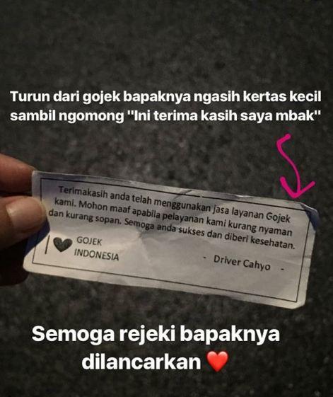 Ini juga penulis pernah mengalami pas kita baru turun tibatiba si mas gojek ngasih semodel selebaran mini gitu yang berisikan ucapan terima kasih Sungguh Driver yang ramah bukan Kwikku, Ini juga penulis pernah mengalami pas kita baru turun tibatiba si mas gojek ngasih semodel selebaran mini gitu yang berisikan ucapan terima kasih Sungguh Driver yang ramah bukan