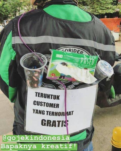 Driver Gojek yang satu ini juga sama lho demi mendapatkan simpati dari para Costumer sampai belabela buat pelayanan gratis seperti ini Tetap semangat ya om Kwikku, Driver Gojek yang satu ini juga sama lho demi mendapatkan simpati dari para Costumer sampai belabela buat pelayanan gratis seperti ini Tetap semangat ya om