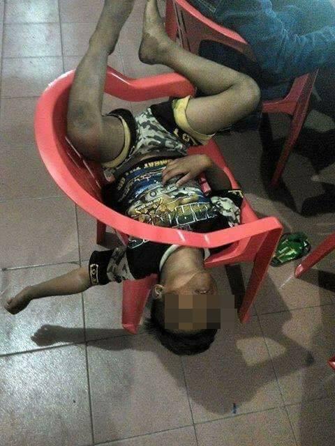 Gak tau ceritanya gimana tetapi bocah yang satu ini memang benarbenar tidur dalam posisi demikian ketika di jepret Dunia ini memang kejam ya guys Kwikku, Gak tau ceritanya gimana tetapi bocah yang satu ini memang benarbenar tidur dalam posisi demikian ketika di jepret Dunia ini memang kejam ya guys