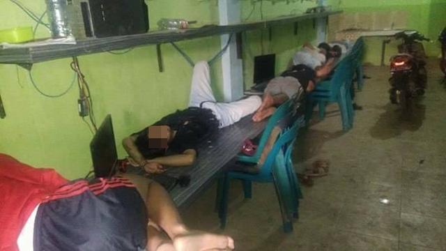 Yang penting aku online aku gak peduli harus tidur di mana dengan gaya tidur seperti apa wakakak Tidur di meja berjamaah nih namanya Kwikku, Yang penting aku online aku gak peduli harus tidur di mana dengan gaya tidur seperti apa wakakak Tidur di meja berjamaah nih namanya