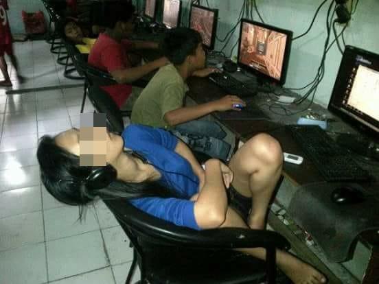 Ini jadinya ketika kamu udah ngantuk berat tetapi tetep aja maksa buat online Gimana ceritanya kalo kebalik nih bahaya banget posisi tidurnya guys Kwikku, Ini jadinya ketika kamu udah ngantuk berat tetapi tetep aja maksa buat online Gimana ceritanya kalo kebalik nih bahaya banget posisi tidurnya guys
