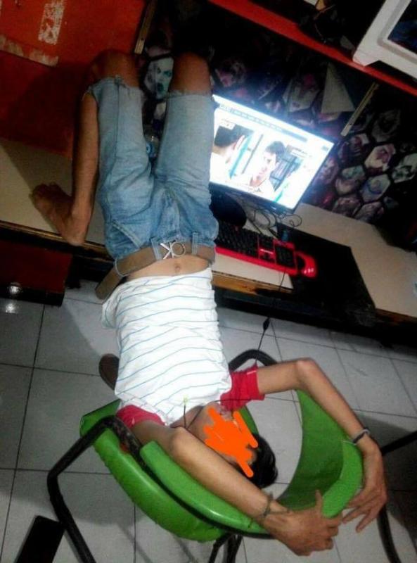 Si brader mau main warnet atau mau main akrobat sih Kok malah tidur sambil jungkirjungkiran kayak gitu Kwikku, Si brader mau main warnet atau mau main akrobat sih Kok malah tidur sambil jungkirjungkiran kayak gitu