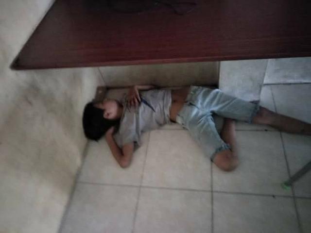 Dari pada tidur di luar banyak yang ganggu lebih baik aku tidur di kolong biar gak ada orang yang tau Kwikku, Dari pada tidur di luar banyak yang ganggu lebih baik aku tidur di kolong biar gak ada orang yang tau