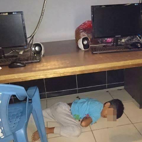 Mungkin udah gak kebagian jatah meja tidur ya akhirnya dia maksain tidur di kolong Kwikku, Mungkin udah gak kebagian jatah meja tidur ya akhirnya dia maksain tidur di kolong