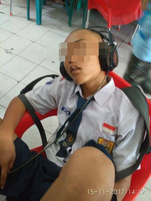 Nah bocah yang satu ini kayaknya semalem begadang nih Masih siang bolong kayak gini masih sempetsempetnya bobo di warnet xixixixi Kwikku, Nah bocah yang satu ini kayaknya semalem begadang nih Masih siang bolong kayak gini masih sempetsempetnya bobo di warnet xixixixi