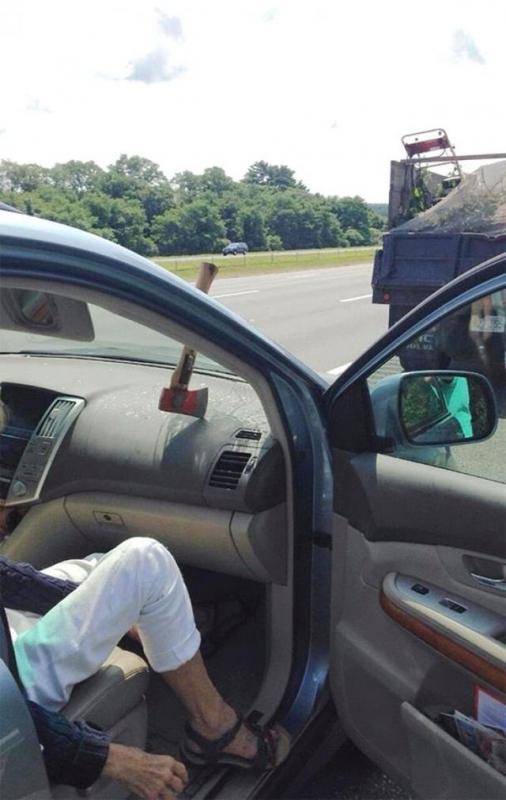 Kali ini kapak yang melayang Untung saja kaca mobil tersebut terbilang lebih kuat Kalau tidak pasti akan ada korban Kwikku, Kali ini kapak yang melayang Untung saja kaca mobil tersebut terbilang lebih kuat Kalau tidak pasti akan ada korban