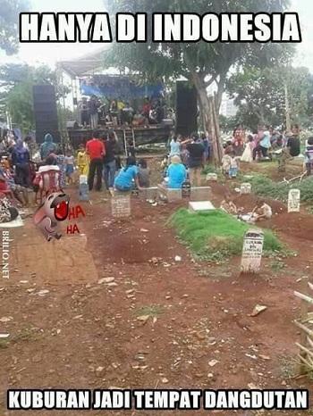 Bukan hanya pesta di lapangan yang penuh dengan tanah saja Pesta ria di kuburan juga bisa menjadi tren di Indonesia Kwikku, Bukan hanya pesta di lapangan yang penuh dengan tanah saja Pesta ria di kuburan juga bisa menjadi tren di Indonesia