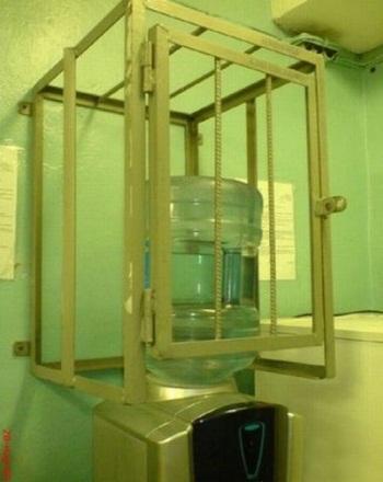 Mungkin di sana sering terjadi yang namanya pencurian galon dispenser Kwikku, Mungkin di sana sering terjadi yang namanya pencurian galon dispenser