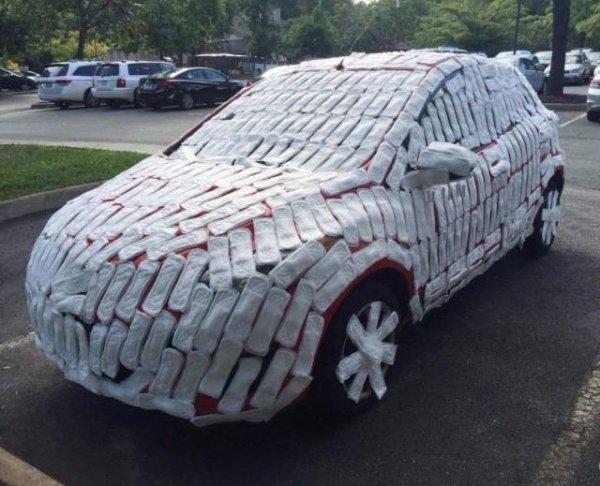 Jadi ceritanya ini orang ngebalut mobil temen pake pembalut Dendam kayaknya nih wkwkwk Kwikku, Jadi ceritanya ini orang ngebalut mobil temen pake pembalut Dendam kayaknya nih wkwkwk