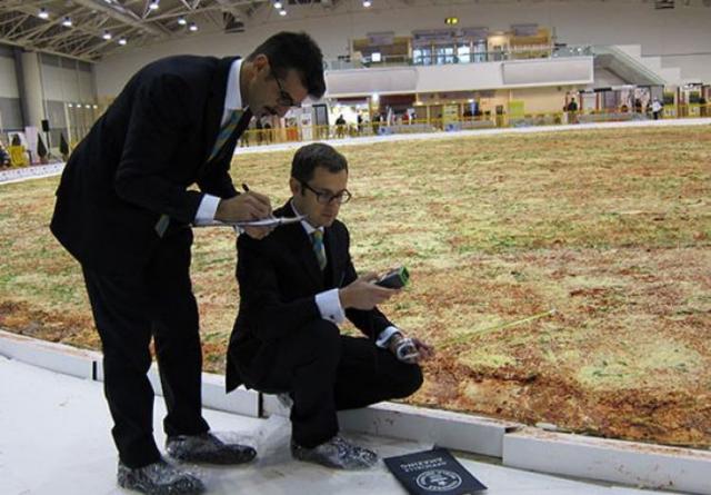 Pizza segede istana presiden ekh lapangan permukaannya mencapai m Kwikku, Pizza segede istana presiden ekh lapangan permukaannya mencapai m