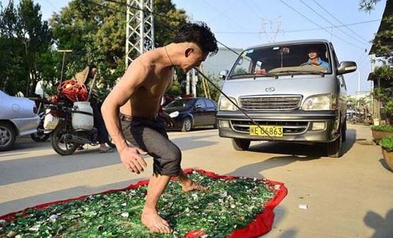 Pas lagi keliling di jalanan kota tibatiba ketemu pertunjukan kaya limbat Narik mobil pake gigi sambil jalan di beling Kwikku, Pas lagi keliling di jalanan kota tibatiba ketemu pertunjukan kaya limbat Narik mobil pake gigi sambil jalan di beling