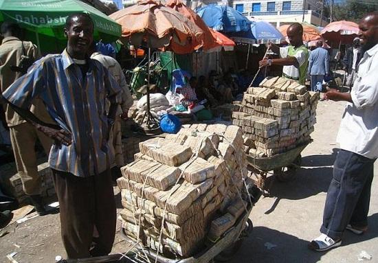 Inilah potret para penduduk zimbabwe ketika akan membeli beras di pasar Uangnya gepokkan men Kwikku, Inilah potret para penduduk zimbabwe ketika akan membeli beras di pasar Uangnya gepokkan men