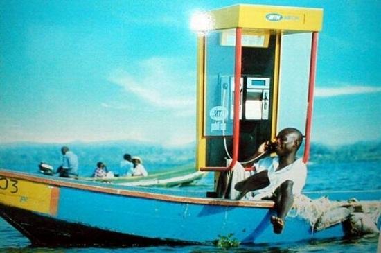 Di sana ada telepon umum di atas perahu guys Kwikku, Di sana ada telepon umum di atas perahu guys