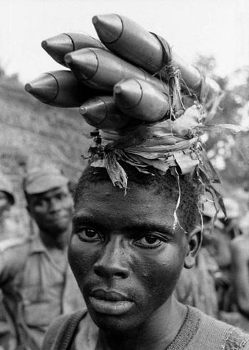Cuma di zimbabwe ada ibuibu yang bawa peluru raksasa beginaian di atas kepala Kwikku, Cuma di zimbabwe ada ibuibu yang bawa peluru raksasa beginaian di atas kepala