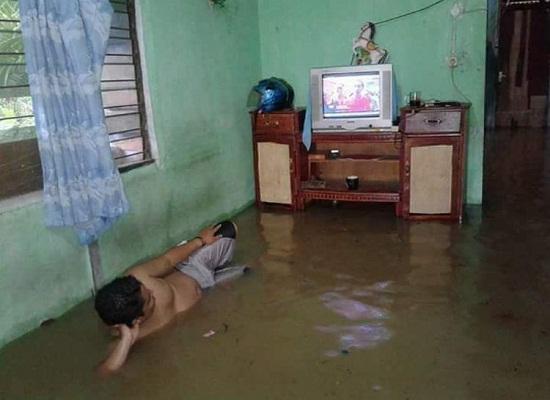 Mungkin superhero yang satu ini memiliki kemampuan agar bisa tahan terhadap suhu dingin pas banjir ya Kwikku, Mungkin superhero yang satu ini memiliki kemampuan agar bisa tahan terhadap suhu dingin pas banjir ya