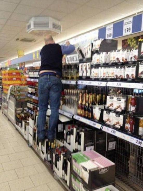 Botol wisky paling mahal di jadikan sebagai tempat pijakan Kwikku, Botol wisky paling mahal di jadikan sebagai tempat pijakan