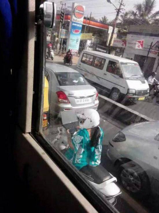 Emakemak memang selalu berani untuk tampil ekstrim di jalanan Kwikku, Emakemak memang selalu berani untuk tampil ekstrim di jalanan