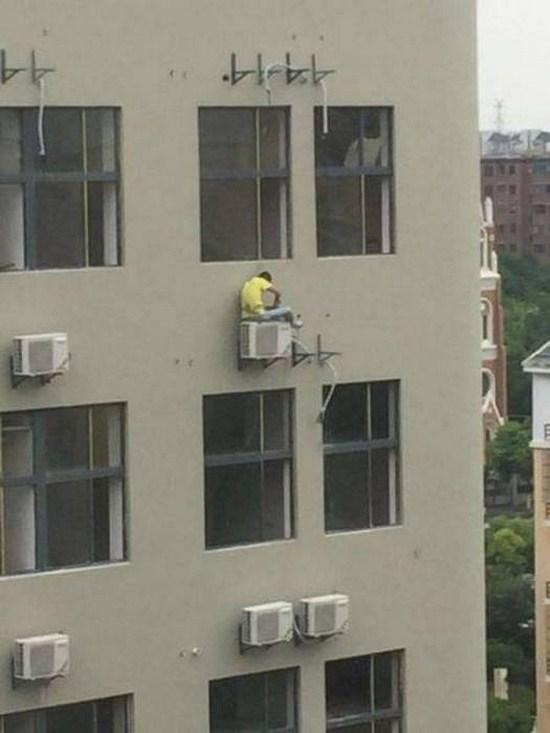 Gokil abis Gak ada yang seberani tukang servis satu ini Kwikku, Gokil abis Gak ada yang seberani tukang servis satu ini