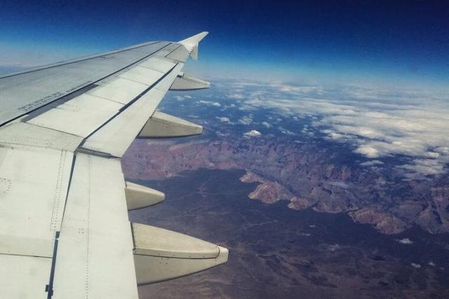 Tolong katakan kepada pilot untuk terbang lebih ke bawah grand canyon tertutupi oleh beberapa awan Kwikku, Tolong katakan kepada pilot untuk terbang lebih ke bawah grand canyon tertutupi oleh beberapa awan