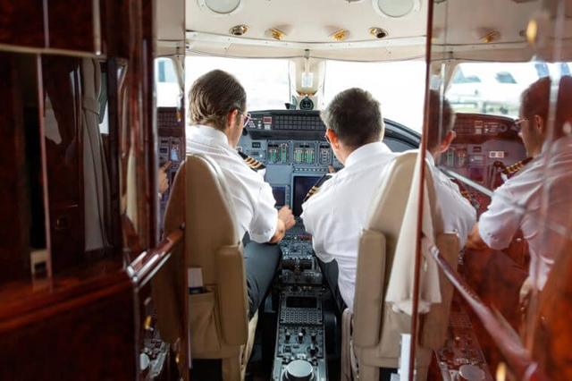 Bisakah aku duduk di samping pilot ini adalah hari ulang tahun ku Kwikku, Bisakah aku duduk di samping pilot ini adalah hari ulang tahun ku