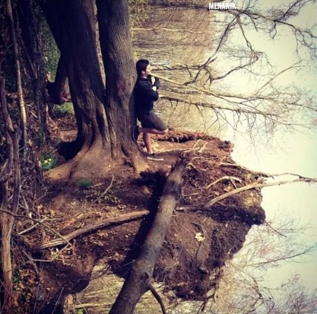 Foto ini sebenarnya adalah foto seseorang yang sedang berbaring di atas pohon yang tumbang Bukan Berdiri di pesesir danau Kwikku, Foto ini sebenarnya adalah foto seseorang yang sedang berbaring di atas pohon yang tumbang Bukan Berdiri di pesesir danau