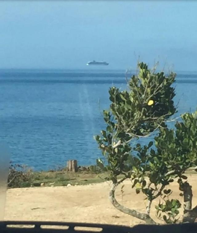 Kapal tersebut seperti sedang melayang Tetapi percayalah itu hanya sebatas refraksi cahaya kapal berpijak pada permukaan air laut seperti biasanya Kwikku, Kapal tersebut seperti sedang melayang Tetapi percayalah itu hanya sebatas refraksi cahaya kapal berpijak pada permukaan air laut seperti biasanya