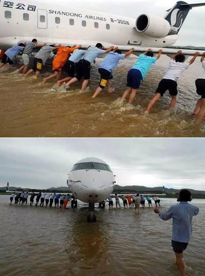 Hanya ada di China kejadian di mana pesawat mogok dan di bantu didorong oleh para penumpangnya Kwikku, Hanya ada di China kejadian di mana pesawat mogok dan di bantu didorong oleh para penumpangnya