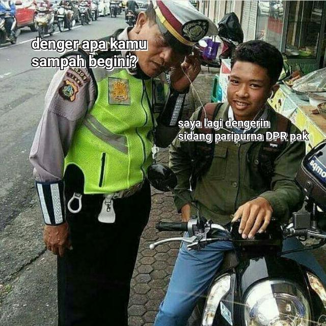 Nyampah tingkat ekstrim Pak polisi juga ternyata ikutan setuju dan pemuda tersebut tidak jadi di tilang Kwikku, Nyampah tingkat ekstrim Pak polisi juga ternyata ikutan setuju dan pemuda tersebut tidak jadi di tilang
