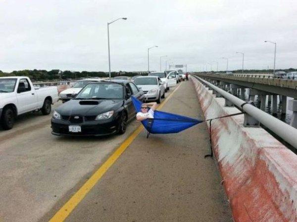 Karena macet panjang jadi gak ada salahnya kita mencari kenyamanan sejenak untuk menghilangkan stress Kwikku, Karena macet panjang jadi gak ada salahnya kita mencari kenyamanan sejenak untuk menghilangkan stress