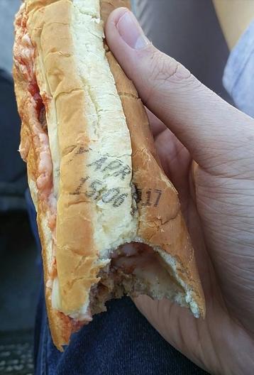 Apa kalian masih mau lanjut makan kalo ketemu roti yang tanggal kadaluarsanya kayak ginii Kwikku, Apa kalian masih mau lanjut makan kalo ketemu roti yang tanggal kadaluarsanya kayak ginii