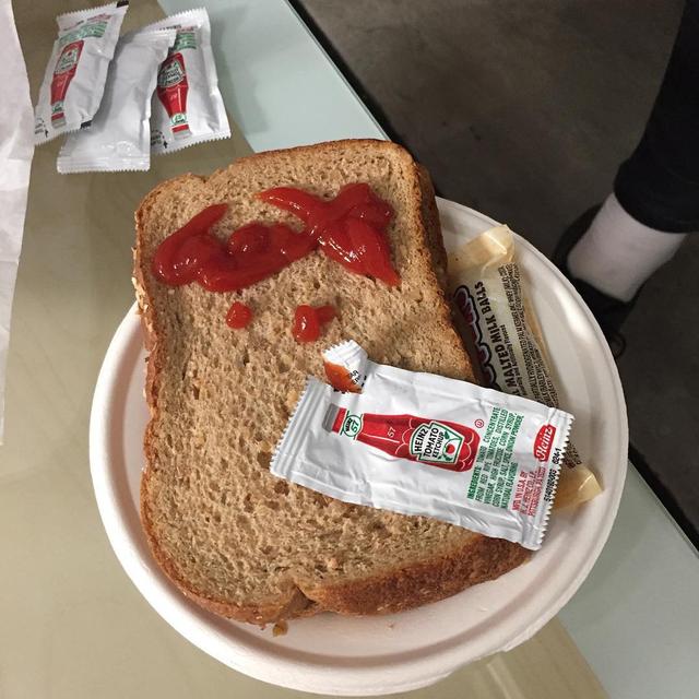 Gak pake selai roti ini malah di balur pake sambel wkwkwk Kwikku, Gak pake selai roti ini malah di balur pake sambel wkwkwk