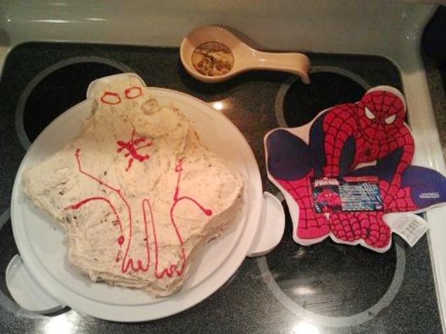 Kue berdesain Spidermen paling gagal kok bisa sehancur ini sih kuenya Kwikku, Kue berdesain Spidermen paling gagal kok bisa sehancur ini sih kuenya