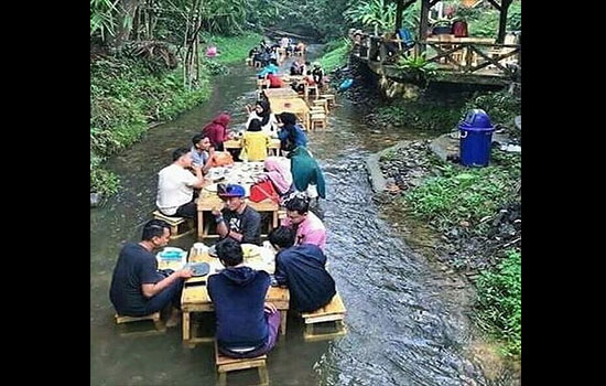 Mungkin udah terlalu mainstream jika membuat pondok makan di pinggir sungai Jadi mereka gunakan tema pondok makan di tengah sungai nih wkwkwkwk Kwikku, Mungkin udah terlalu mainstream jika membuat pondok makan di pinggir sungai Jadi mereka gunakan tema pondok makan di tengah sungai nih wkwkwkwk