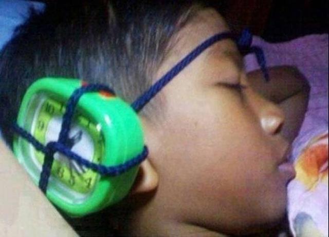 Ini adalah solusi paling gokil bagi siapa saja yang merasa kesulitan untuk bangun di pagi hari Ternyata caranya sangat simpel ya guys Kwikku, Ini adalah solusi paling gokil bagi siapa saja yang merasa kesulitan untuk bangun di pagi hari Ternyata caranya sangat simpel ya guys