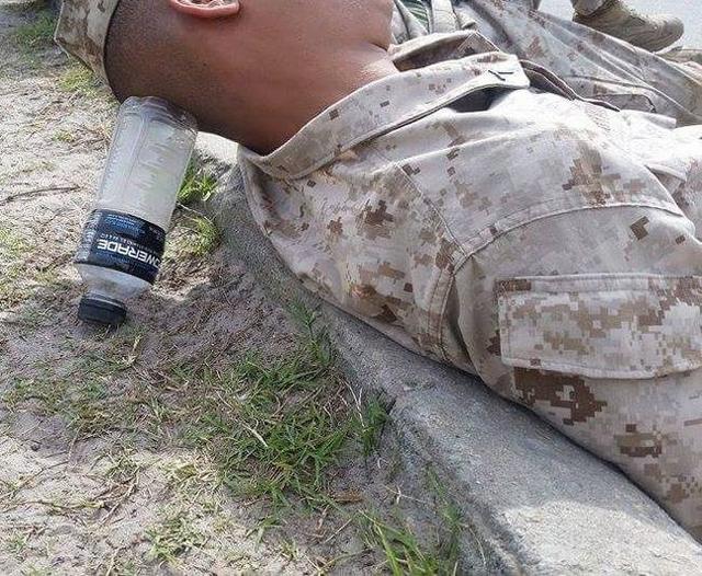Gak punya bantalan buat kepala si tentara yang satu ini mampu menciptakan ide kreatif yang sebelumnya gak pernah terfikirkan oleh siapa saja Kwikku, Gak punya bantalan buat kepala si tentara yang satu ini mampu menciptakan ide kreatif yang sebelumnya gak pernah terfikirkan oleh siapa saja