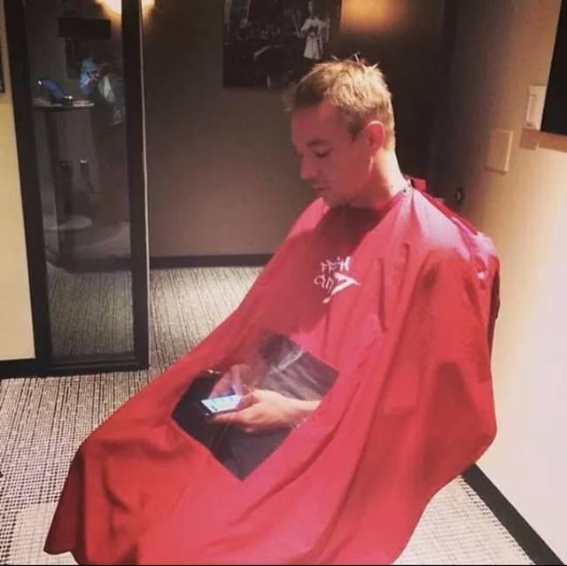 Jenius banget ya guys Sekarang kalian bisa tetap main gadget meskipun sedang gunting rambut guys Kwikku, Jenius banget ya guys Sekarang kalian bisa tetap main gadget meskipun sedang gunting rambut guys